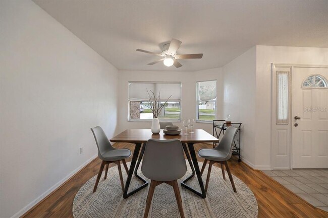 Building Photo - 923 Sand Crest Dr