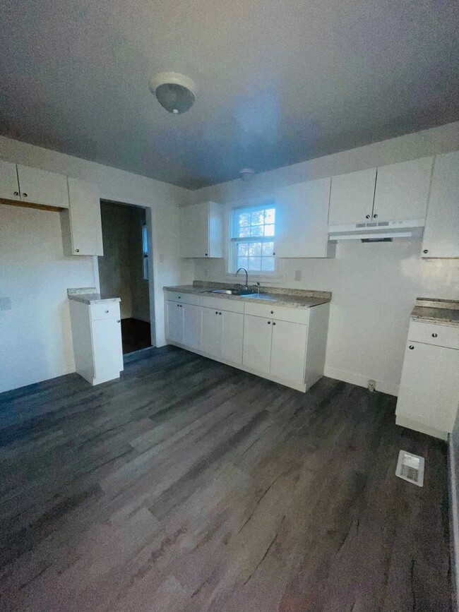 Building Photo - Very Spacious 2 bdrm/1 bth House Located i...