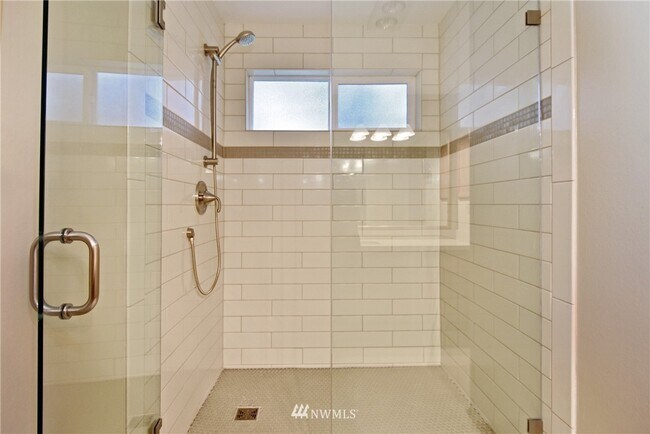 Primary bathroom - 909 N 35th St