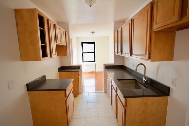 Building Photo - 200 W Kingsbridge Rd