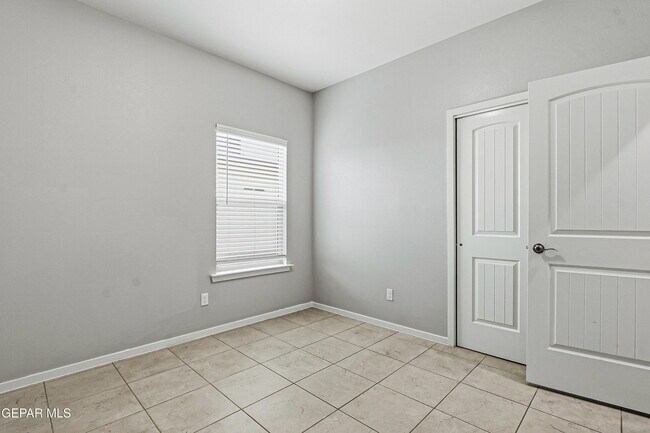 Building Photo - 11500 Summer Dr