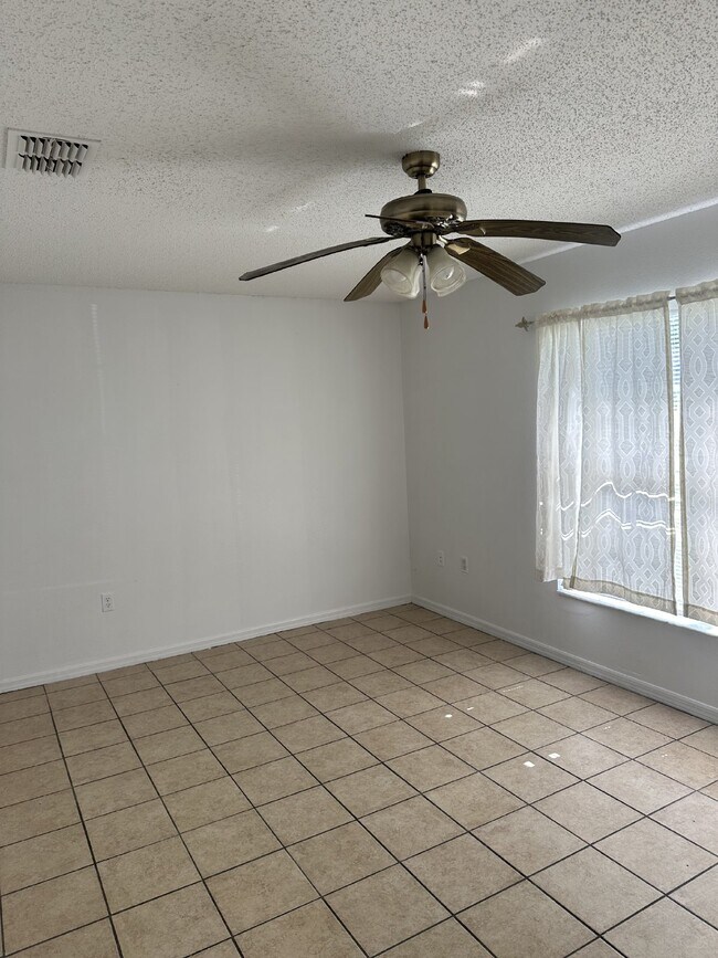Building Photo - 4 Bedroom, 2 Bathroom, 2 Car Garage Home o...