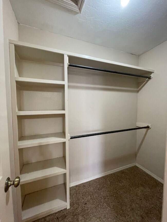 Building Photo - 4 Bedroom Home in SE Springfield!