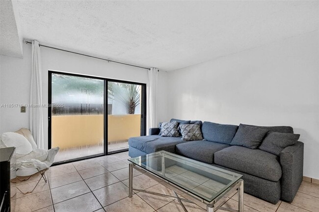 Building Photo - 2924 Collins Ave