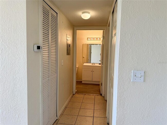 Building Photo - 13839 Fairway Island Dr