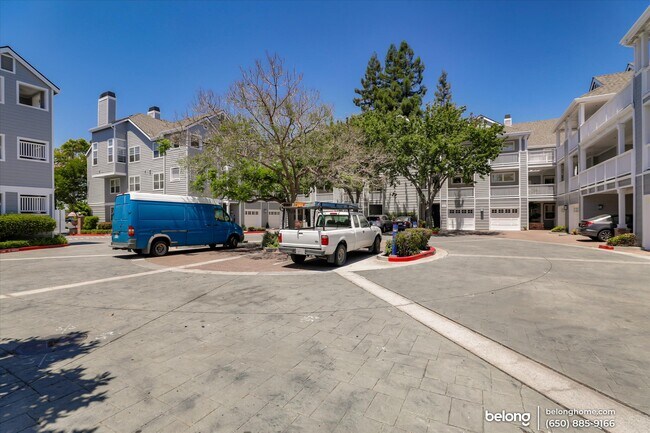 Building Photo - 905 Sunrose Ter