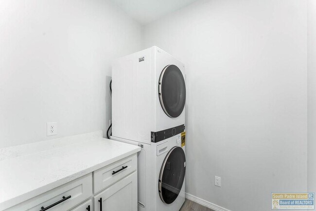 Building Photo - 20 S Bay Hill Dr