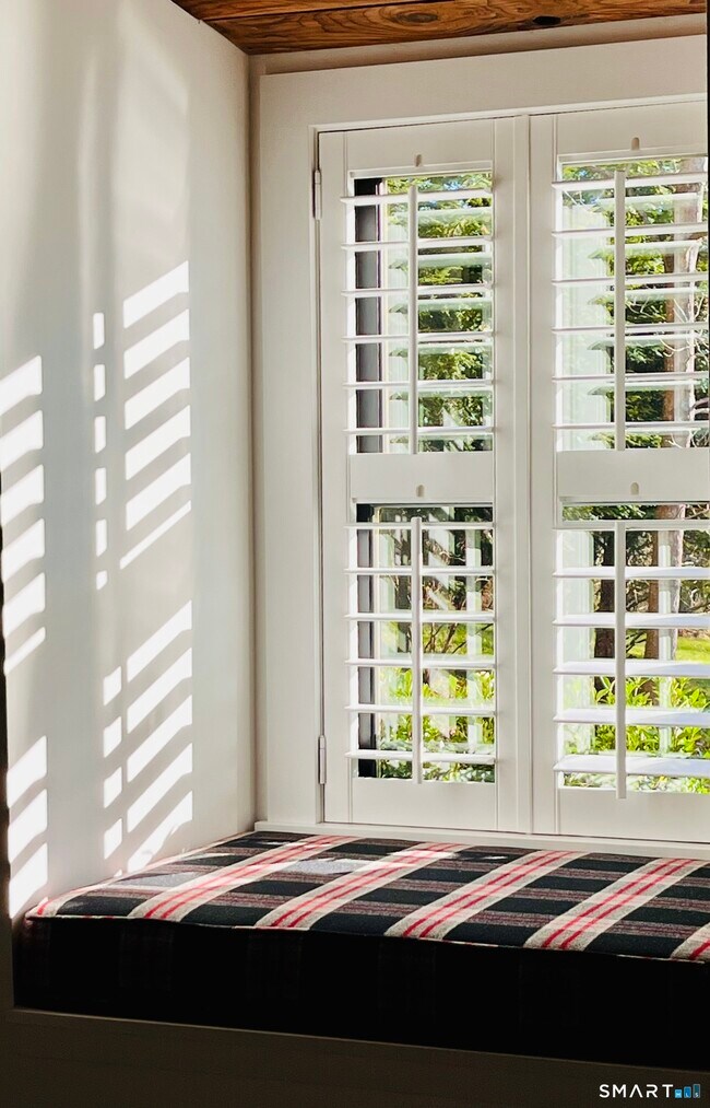 Building Photo - 4 Main St