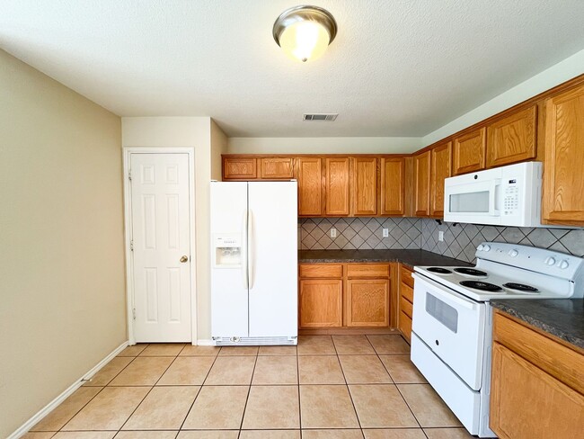 Building Photo - Available NOW!!!! Open floor plan features...