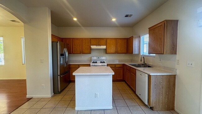 Building Photo - 3 bed, 2.5 bath, 1,746 sq ft home in southwest Las Vegas