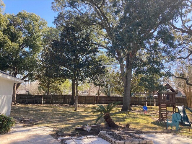 Building Photo - 2020 NE 11th Pl