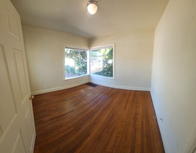 Building Photo - 7 Bedroom 3 bath home close to POLY!!!!