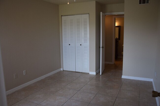 Building Photo - Prime Location in Orlando! Gated Community! Amenities Included!