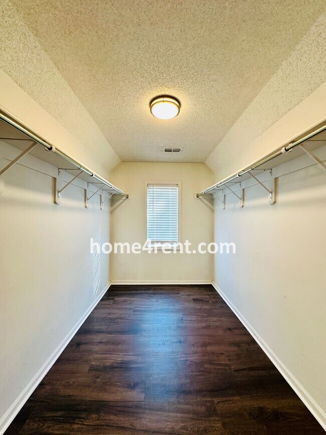 Building Photo - Elegant Cul-de-Sac Retreat with 5th Bedroo...