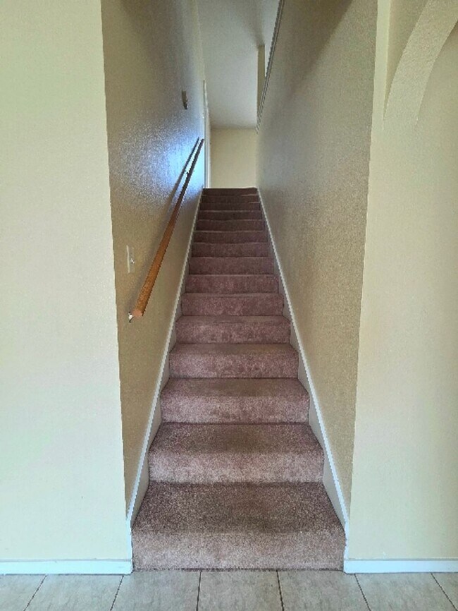 Building Photo - SPACIOUS 2 STORY HOUSE / SPACIOUS YARD / C...