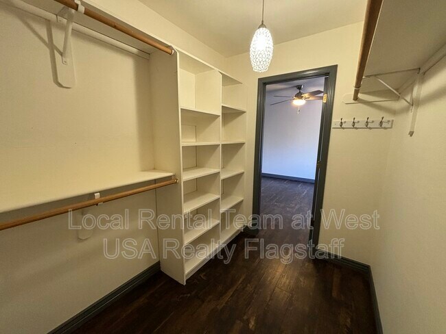 Building Photo - 3521 S Walapai Dr
