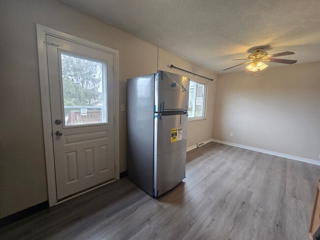 Building Photo - 3 Bedroom Split Entry - Gateway School District