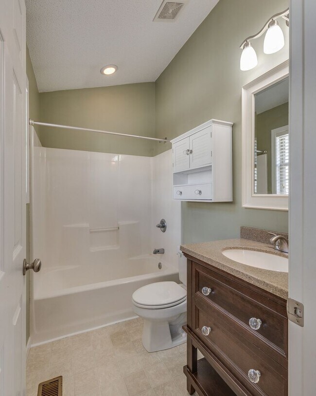 Building Photo - 2 br/ 2.5 bath condo in Johnson City TN