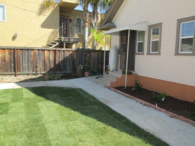 Building Photo - Large 4 Bedroom Craftsman Style Home in No...