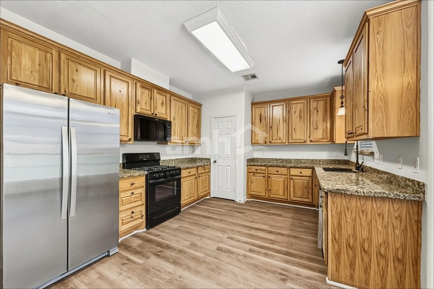 Building Photo - 10917 Spruce Dr N