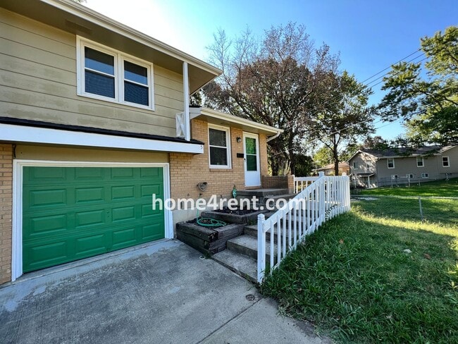 Primary Photo - Attractive Lee's Summit Half Duplex w/ Lots of Natural Light and Spacious Bedrooms!