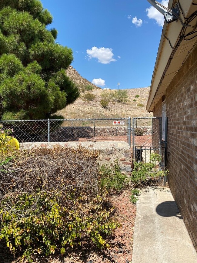 Building Photo - West El Paso, Scenic Heights. 3 bedrooms, ...