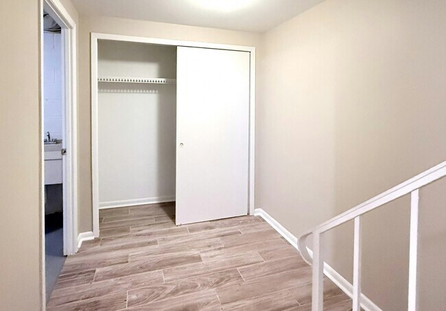 Building Photo - 9242 Woodcreek Ct