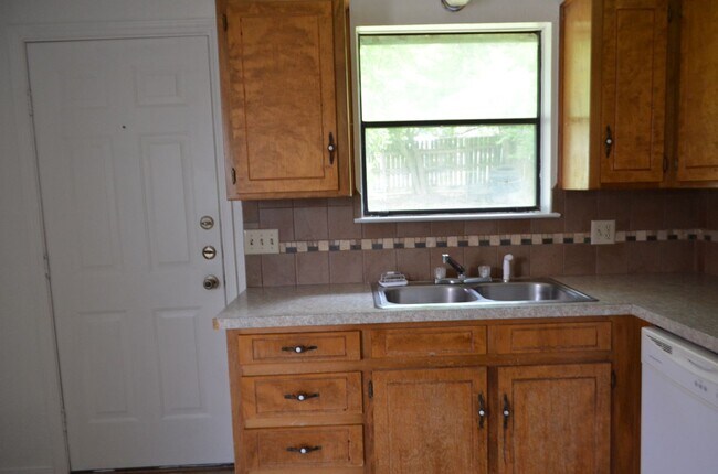 Building Photo - 205 Horseshoe Dr