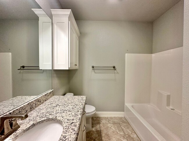 Building Photo - Available Now! Stunning 3 Bed 2 Bath in So...