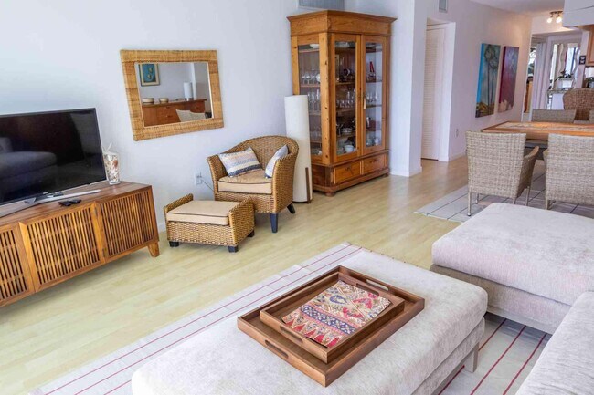 Building Photo - 1021 Hillsboro Mile