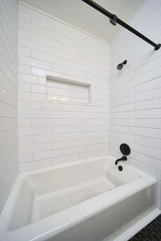 Building Photo - Picture-perfect 3BR/2BA brick bungalow In East Nashville!