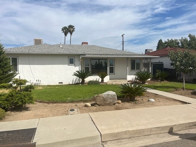 Building Photo - Sanger 2 Bedroom/2 Bath with trailer parking for Lease