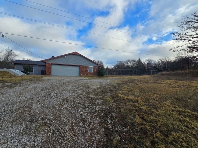 Building Photo - 4 bedroom 2 bath home in Seminole!