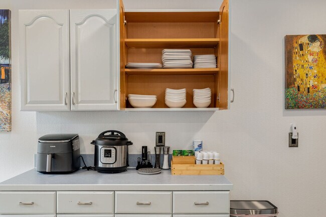 Building Photo - 5924 18th Ave SW