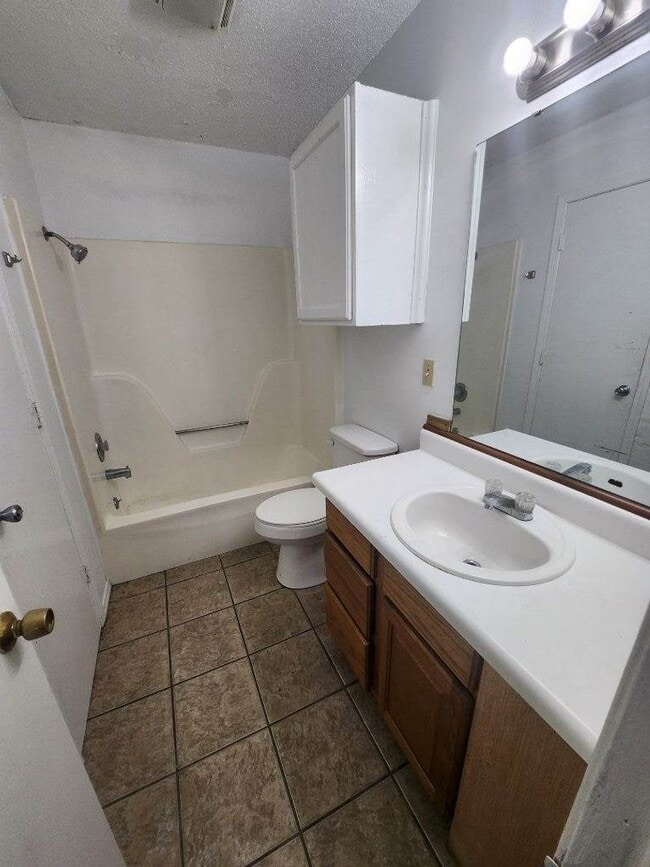 Building Photo - Great 2 bedroom 1 bath Duplex with attached garage