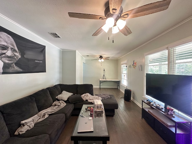 Building Photo - Updated 3-Bedroom Home Near TJC & Medical ...