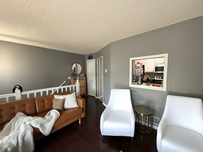 Building Photo - Updated 2 Bed, 2.5 Bath Apple Valley Townh...
