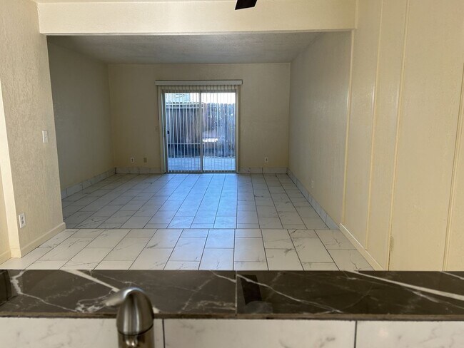 Building Photo - Spacious Townhome in Desirable Fairfield Area