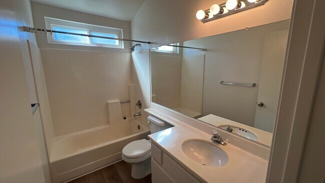 Building Photo - (APPLICATION PENDING) West Lancaster Home in a cul-de-sac