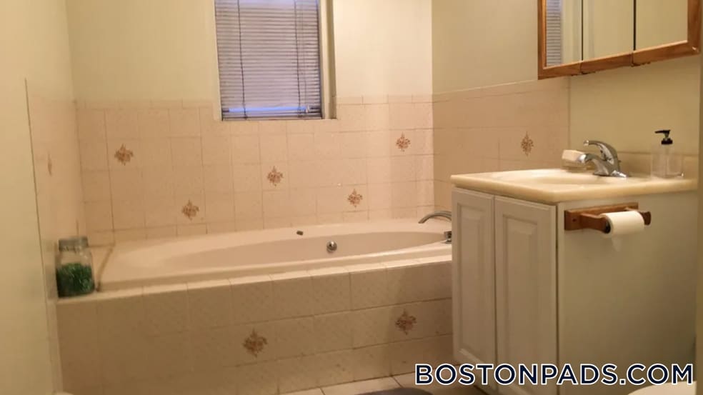 Building Photo - 1426 Commonwealth Ave