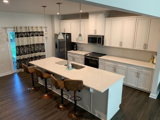 Building Photo - AUGUST SPECIAL!!! 4-bedroom, 3.5-bath town...