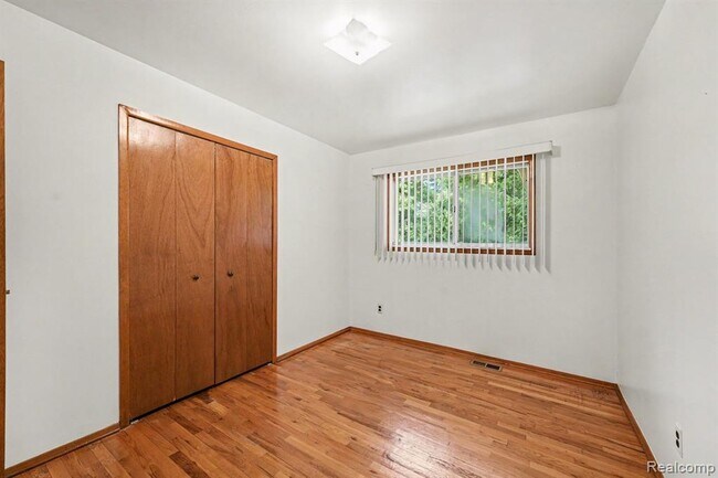 Building Photo - 35656 Saxony Dr