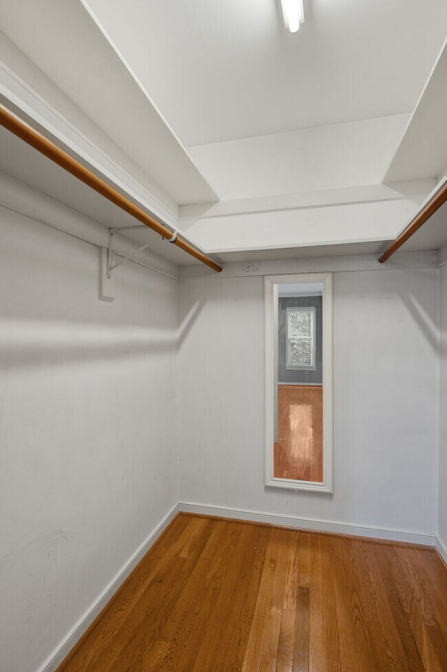Building Photo - Beautifully Updated Single-Family Home in ...