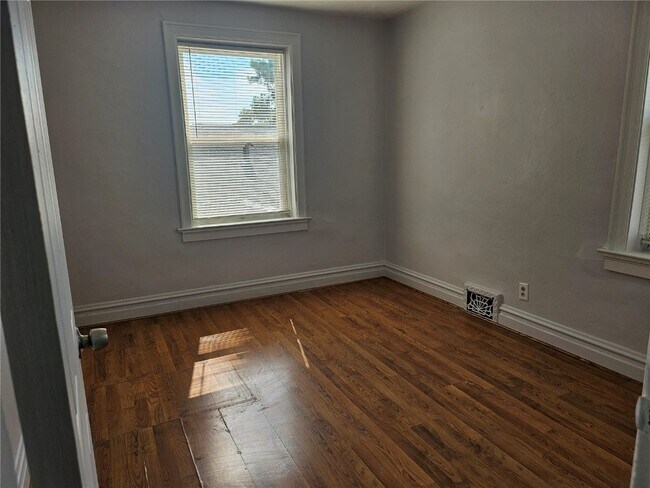 Building Photo - 5856 Hampton Ave
