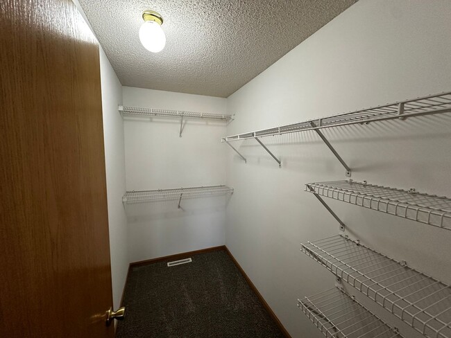 Building Photo - 402 Creekside Dr