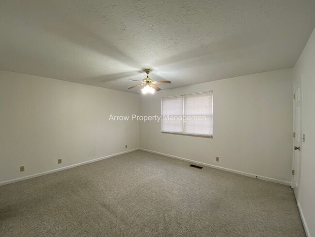 Building Photo - 2 Bedroom / 2.5 Bathroom / Amenities Include Pool & Tennis Courts / Assigned Parking / Minutes to...