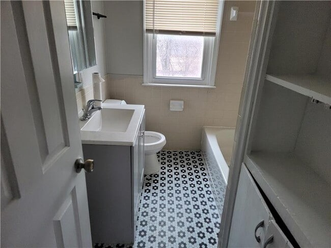 Building Photo - 2983 E Moreland Dr