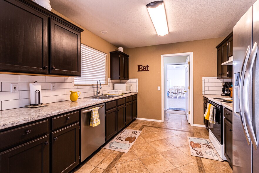 Kitchen w dishwasher, refir, stove and Microwave - 2950 Cisco Dr N