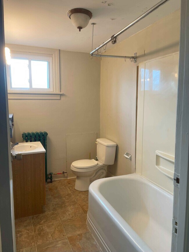 Building Photo - 967 W 4th St