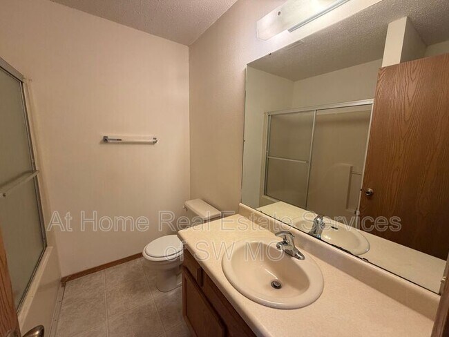 Building Photo - 1189 W Hall St